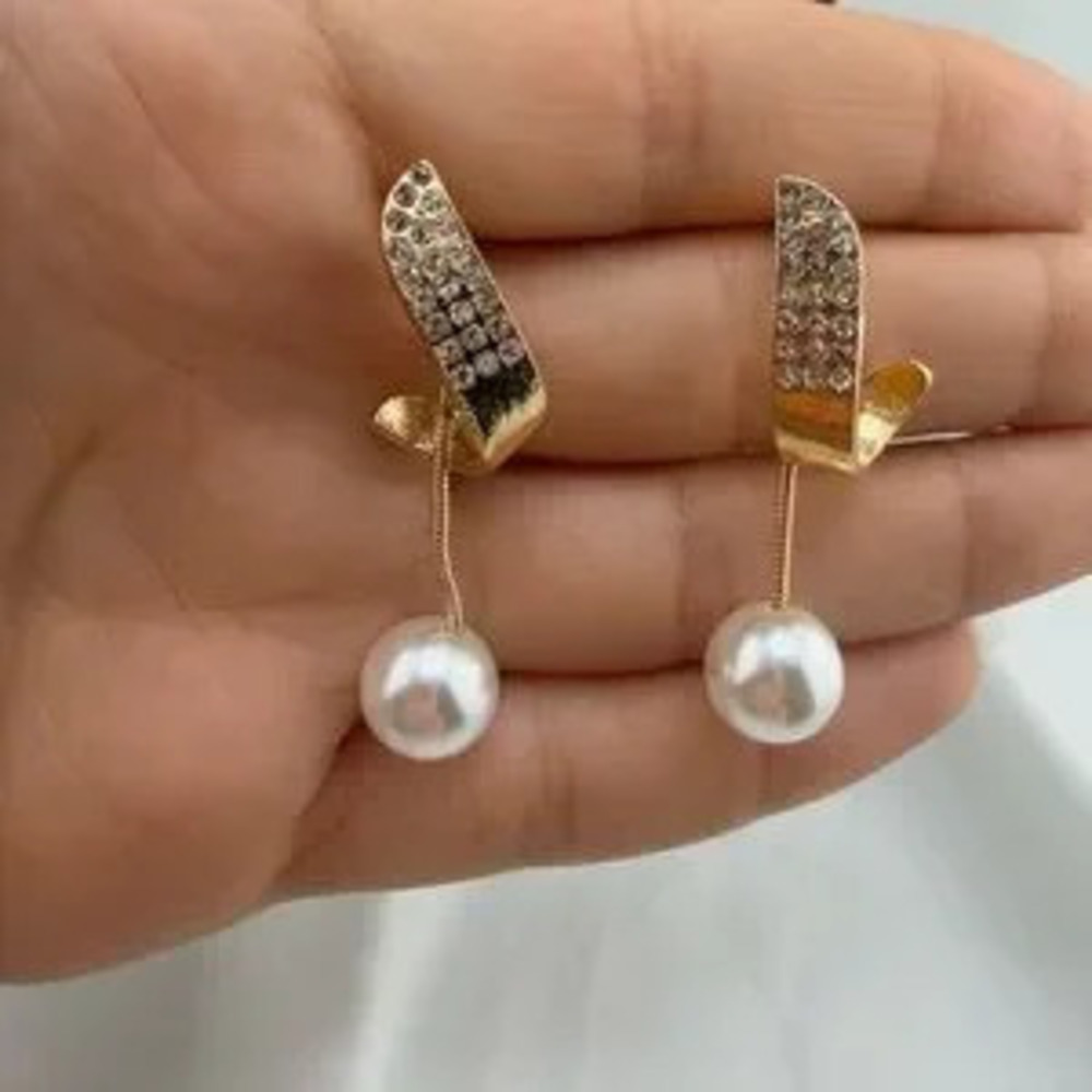 Elegant Gold and Pearl Drop Earrings